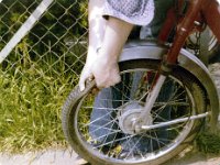 Freienfels 1978-001  MEIN Vorderreifen! MEIN Mofa! Rüdigers Wurschtfinger!